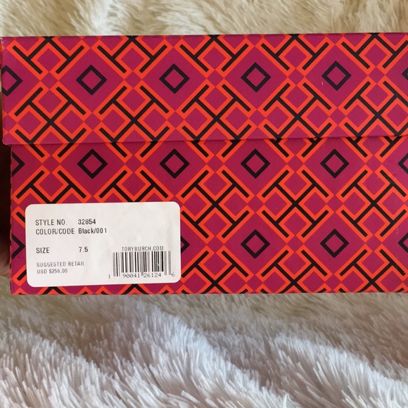 Tory Burch Chelsea Medallion Pump - Picture 5 of 5